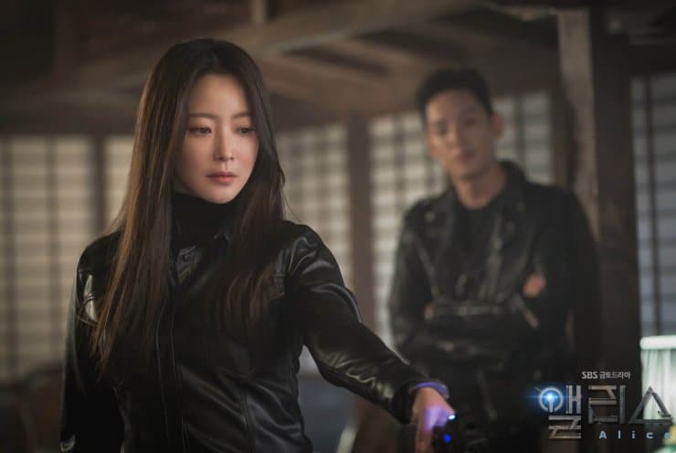 Alice (2020) Kim Hee Sun as Park Sun Young (left); Kwak Shi Yang as Yoo Min Hyuk (right)