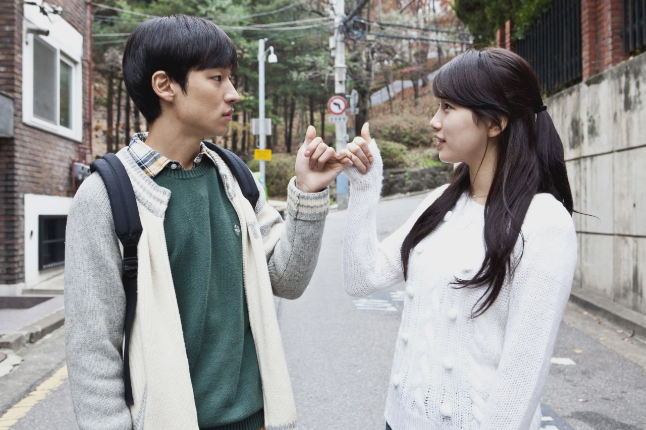 Architecture 101 «Lee Je Hoon» (left); «Suzy» (right)