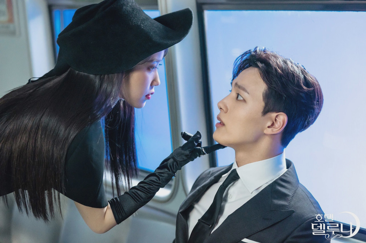 ホテルデルルナ (2019) Lee Ji Eun as Jang Man Wol (left); Yeo Jin Goo as Goo Chan Sung (right)
