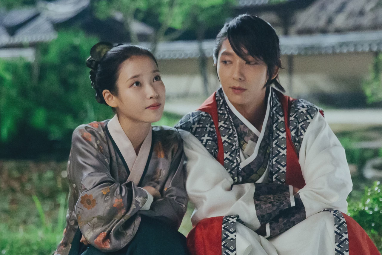 달의 연인 - 보보경심 려 (2016) 이지은 ('아이유') as Hae Soo (왼쪽); 이준기 as the 4th Prince, Wang So (바른)