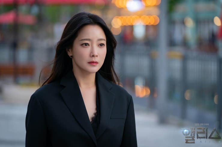 アリス (2020) Yoon Tae Yi としての Kim Hee Sun