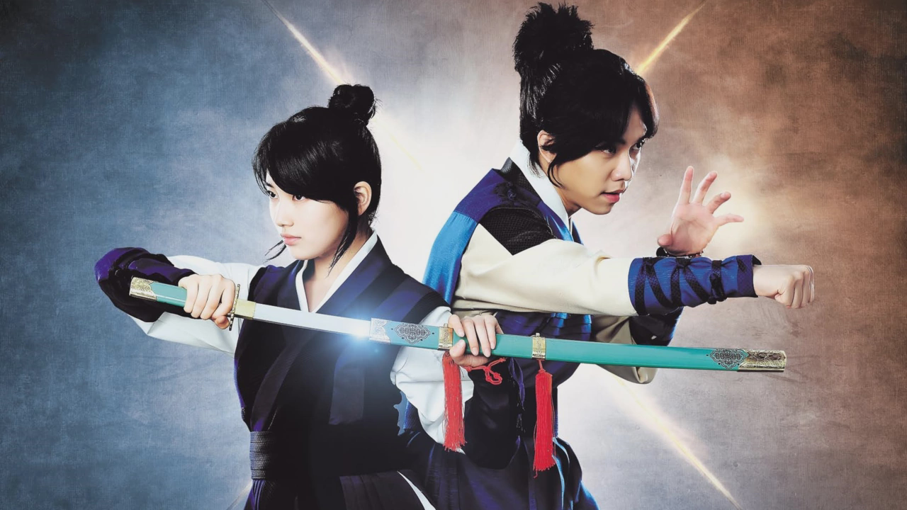 구가의 서 (2013) 배수지 as Dam Yeo Wool (왼쪽); 이승기 as Choi Kang Chi (바른)